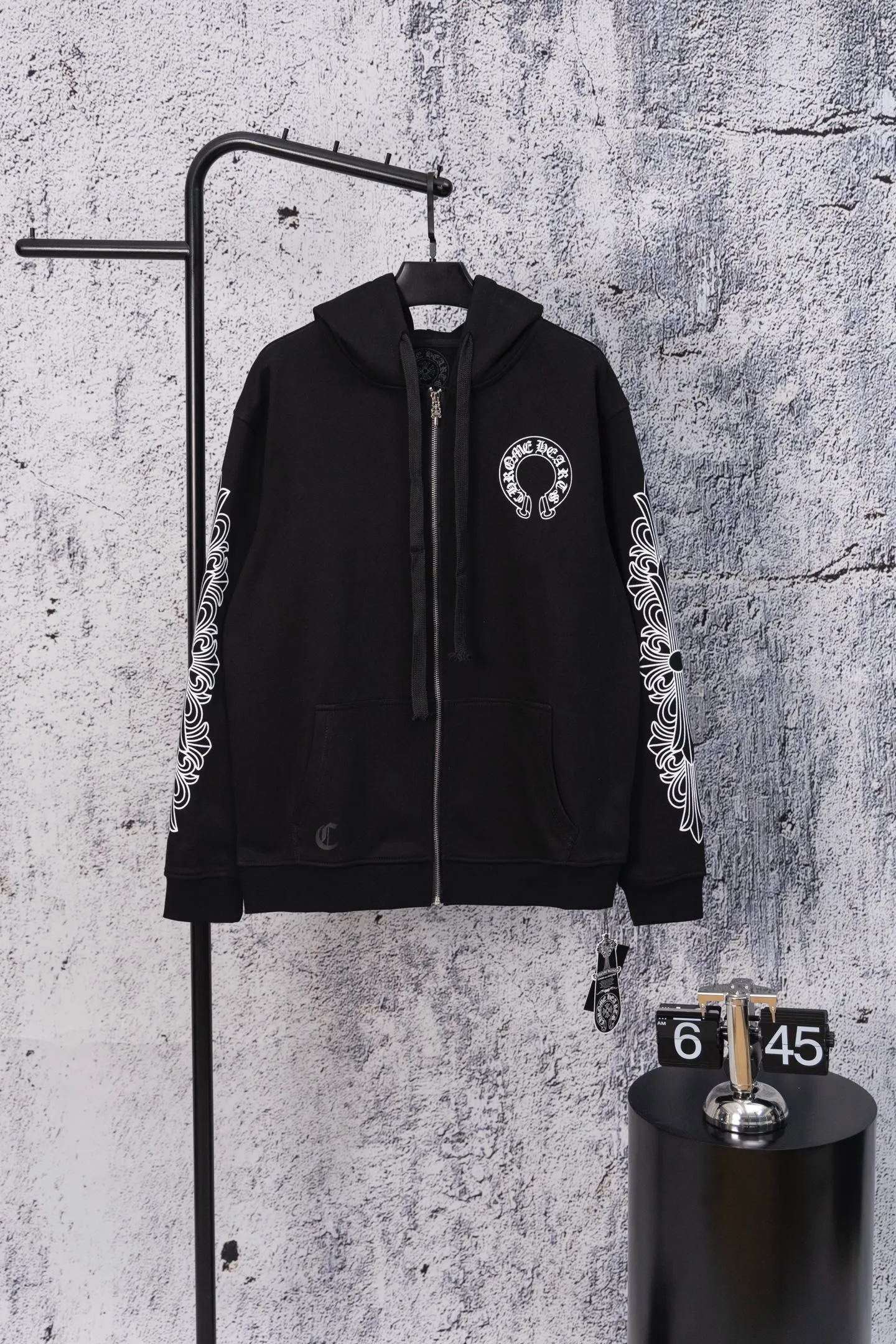 P250 ChromeHearts CH ChromeHearts 25 early autumn flower arm horseshoe zipper cardigan hooded sweatshirt Sanskrit letter rattan flower cross horseshoe hooded sweatshirt The fabric is made of 440g pure cotton terry with matching threads, imported printing, original customization, hardware, soft and skin-friendly. The workmanship is meticulous and the thickness is moderate. The webbing on the back collar extends to the shoulder for reinforcement. The connection between the wellhead and the shoulder is reinforced. The whole body is made with thousands of needle embroidery techniques. It is more compliant and stylish with clothes. It is a hot item of the season. The original customized accessories are complete with three standards. It will look handsome with any combination. The os drop shoulder version and loose version. Color: Black White Size: S M L XL